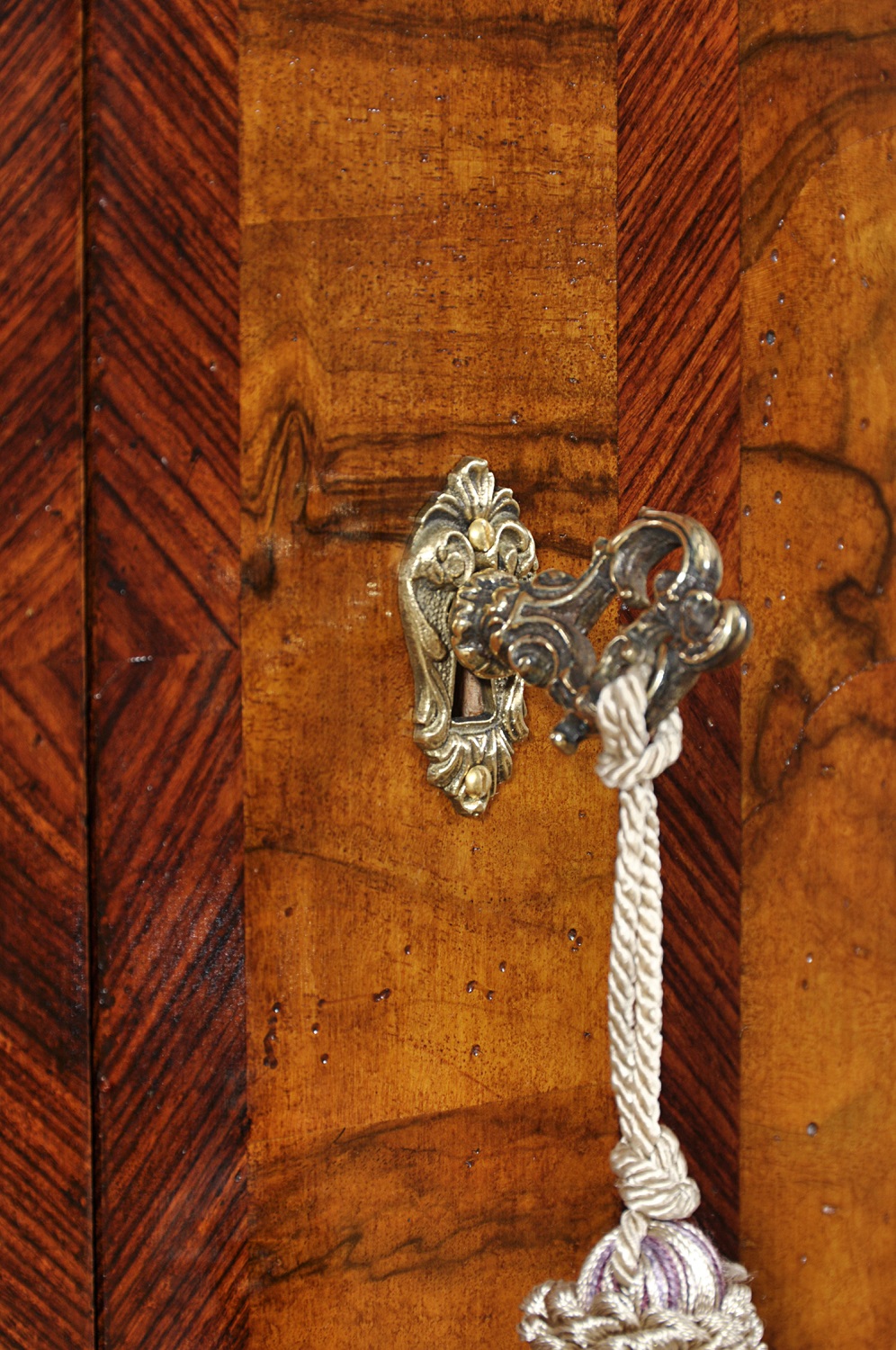 nel 1700 le lavorazioni di lusso made in Italy della bocchetta e chiave in bronzo massiccio cesellato a mano e riprodotto dagli accessori di pregio in stile classico barocco veneziano del XVIII secolo