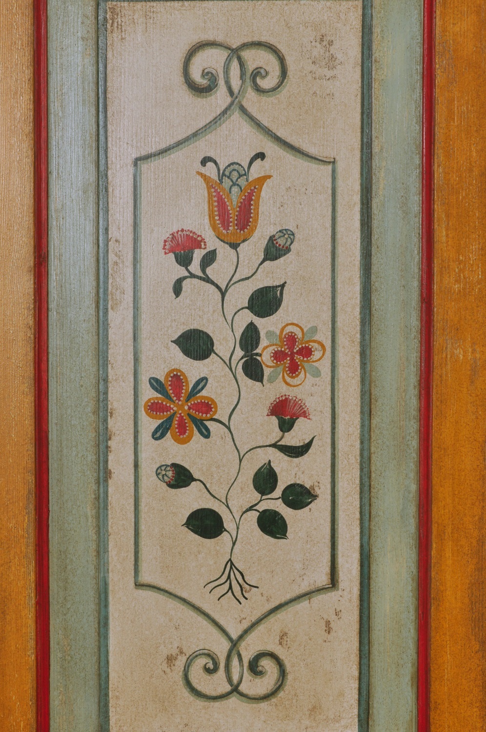 nel laboratorio di alta ebanisteria Vangelista mobili è prodotto l’angolare decorato a mano con barocchi e fiori stilizzati arredo ad angolo made in Italy