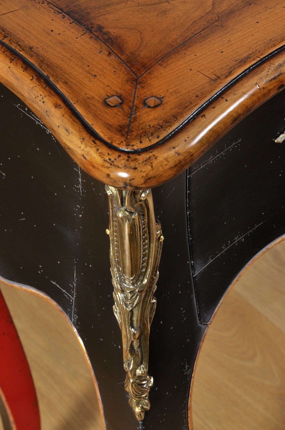 consolle d’epoca in stile veneziano barocco Luigi XV forme mosse e bombate 4 gambe alte sagomate laccatura bicolore rosso e nera bronzi cesellati a mano essenza di ciliegio massello