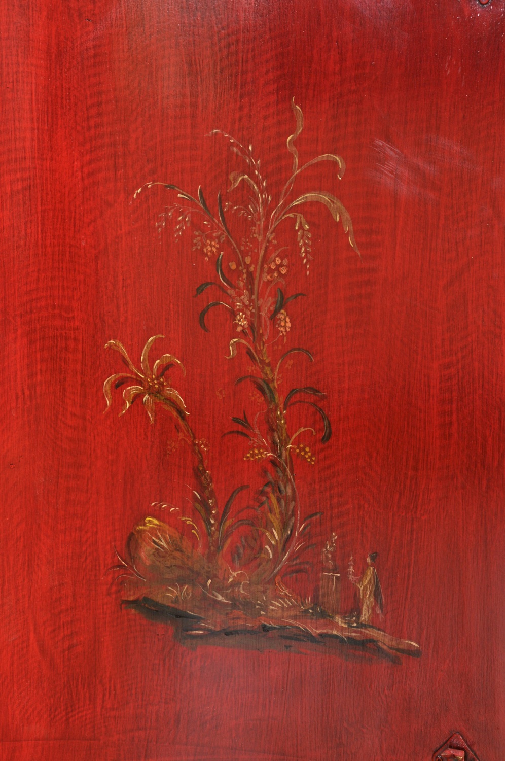 credenza mossa e sagomata laccata colore rosso Cina dipinta a Chinoiserie veneziane del seicento arredo di pregio esclusivo di piccole misure