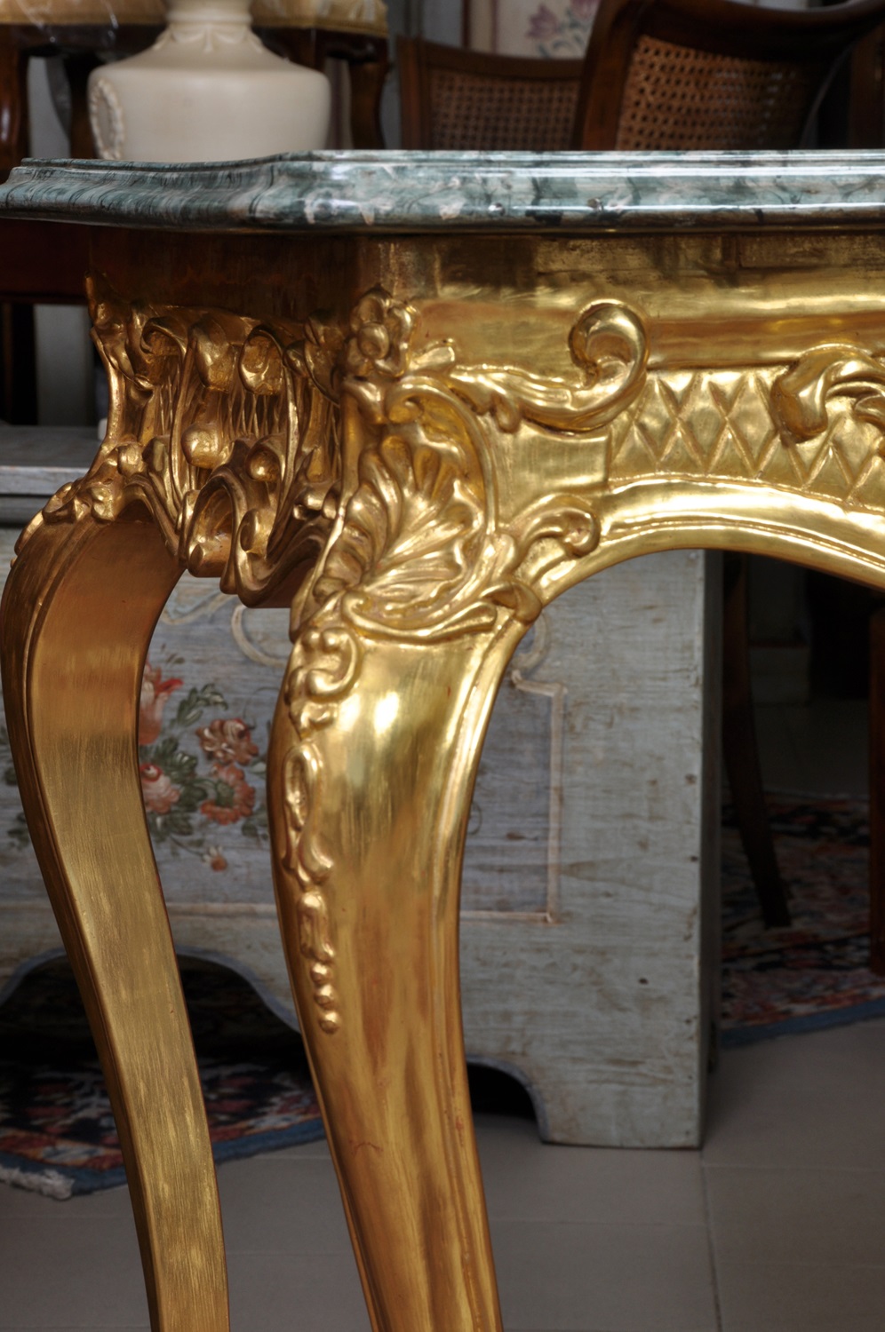 costruzione made in Italy di un tavolo consolle sagomato e intagliato nello stile veneziano a mano, laccato in oro zecchino consumato, pregiato manufatto di lusso
