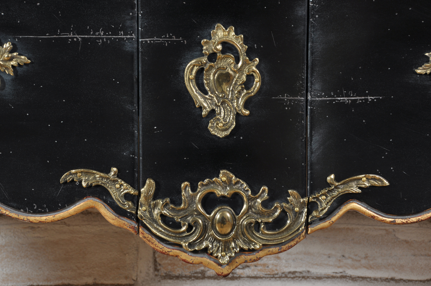 sagomatura della parte frontale della consolle con raffinato cordoncino intagliato a mano e dorato in foglia oro bronzi Luigi XV cesellati a mano in stile classico barocco veneziano del 1700