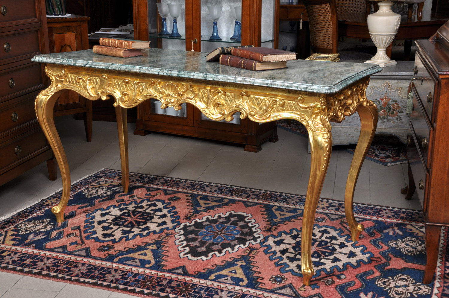 lussuoso tavolo consolle veneziano intagliato a mano in stile 1700, piano in marmo laccato verde alpi, laccatura in oro zecchino del fusto