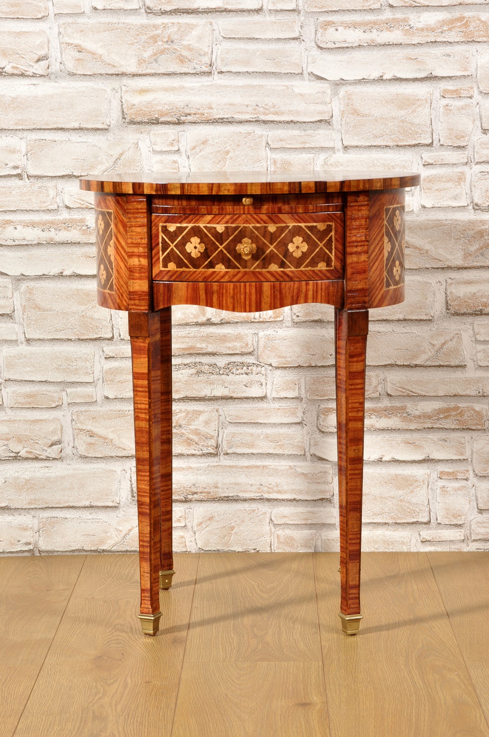 tavolino ovale di lusso per retro divano intarsiato a mano in stile classico Maggiolini prodotto in essenze di acero noce palissandro e bois de rose