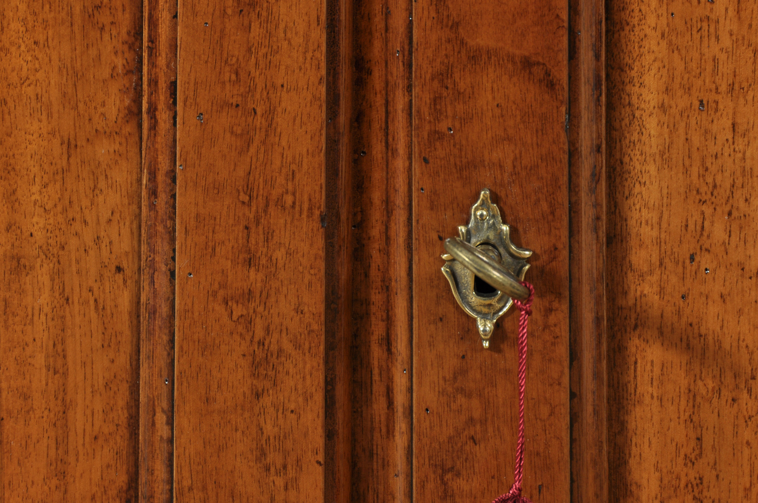 bocchetta copri chiave in ottone massiccio realizzato e cesellato su stampo di terra lavorazione artigianale made in Italy fatta artigianalmente