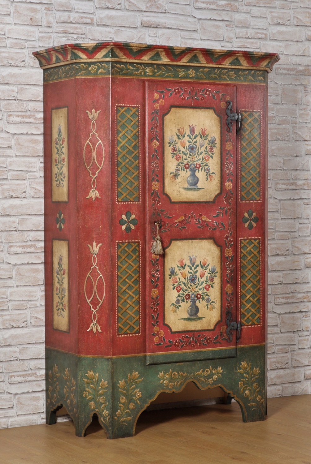 armadio di lusso tirolese del XVII secolo decorato e dipinto a mano con prestigiosi fiori e disegni geometrici riprodotto su misura per importanti case di montagna