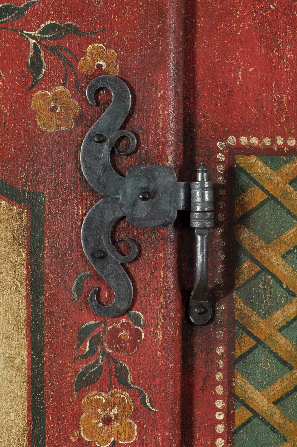 armadio tirolese con cerniere in ferro battuto forgiate a caldo a mano in stile classico barocco tirolese del 1600 lavorazioni e accessori di lusso made in Italy