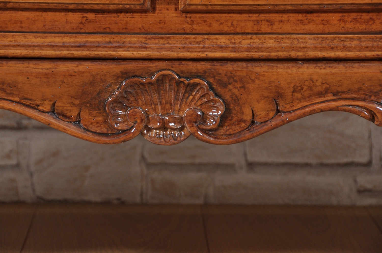 la conchiglia intagliata a mano come il modello originale del tavolo da salotto rettangolare in stile classico barocco veneziano del XVIII secolo è realizzata su noce massello