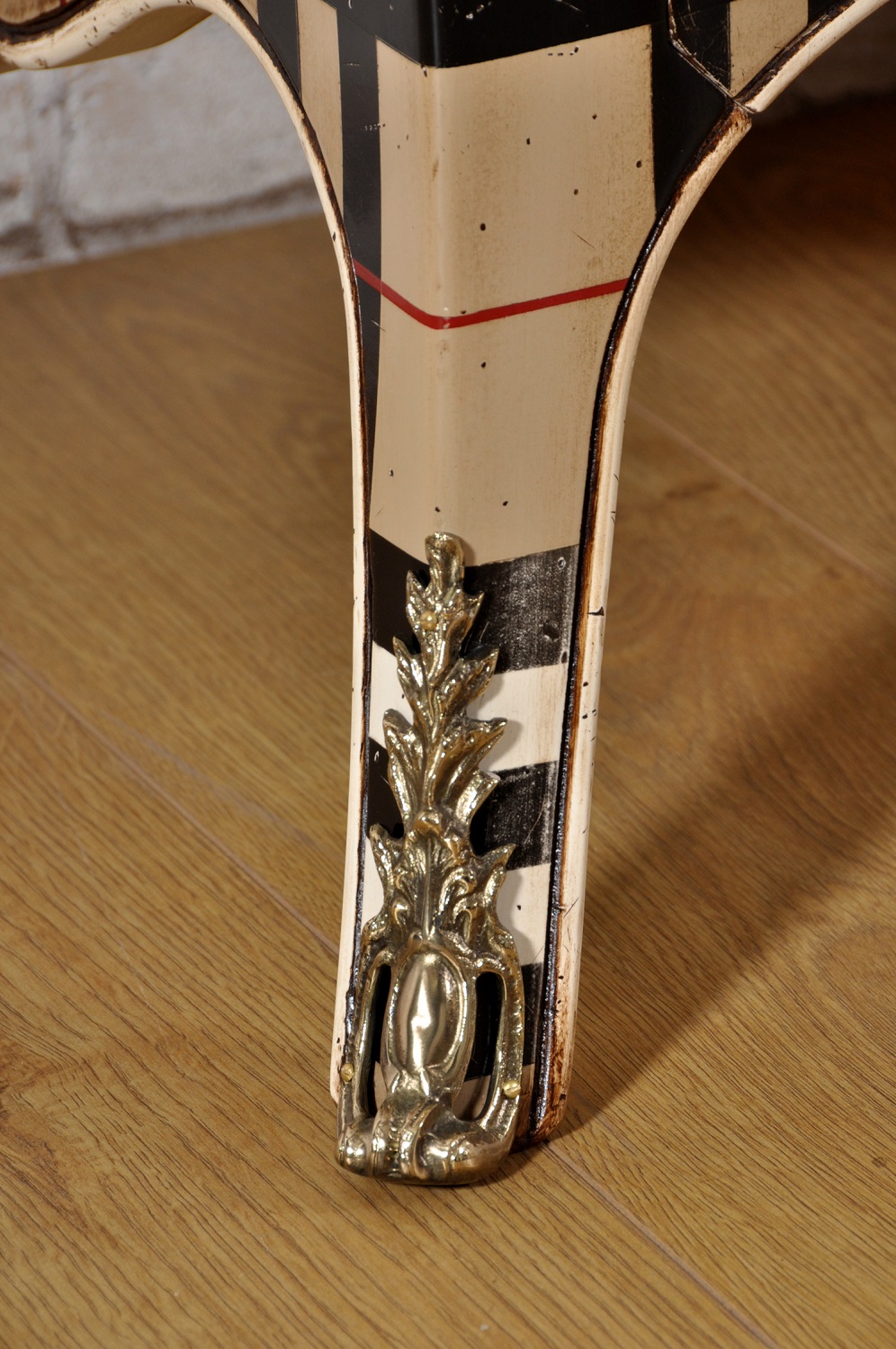 produzione credenza veneziana in stile classico essenza nobile di ciliegio gambe alte sagomate in stile Luigi XV settecento forme eleganti