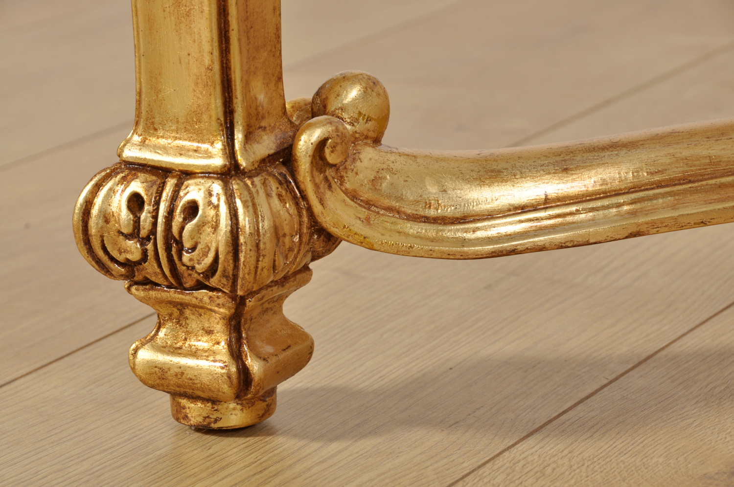 gambe intagliate a mano in stile 700 veneziano del tavolo da salotto prodotto su misura nello stile classico Luigi XIV