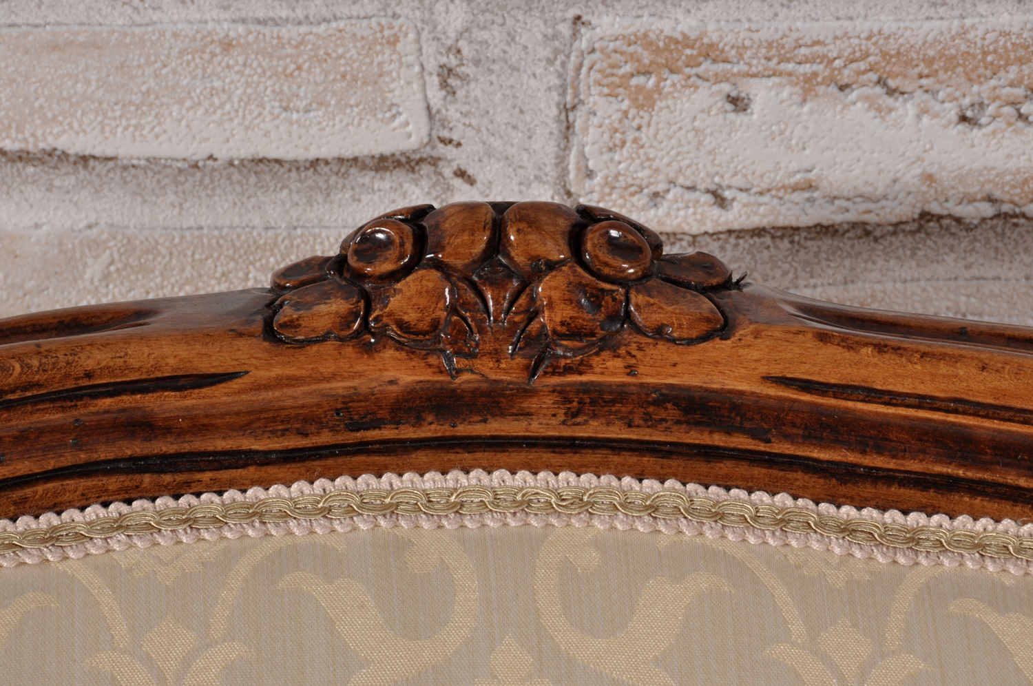 poltrona classica pozzetto con schienale intagliato a mano nel laboratorio artigianale Veneto a Bassano del Grappa