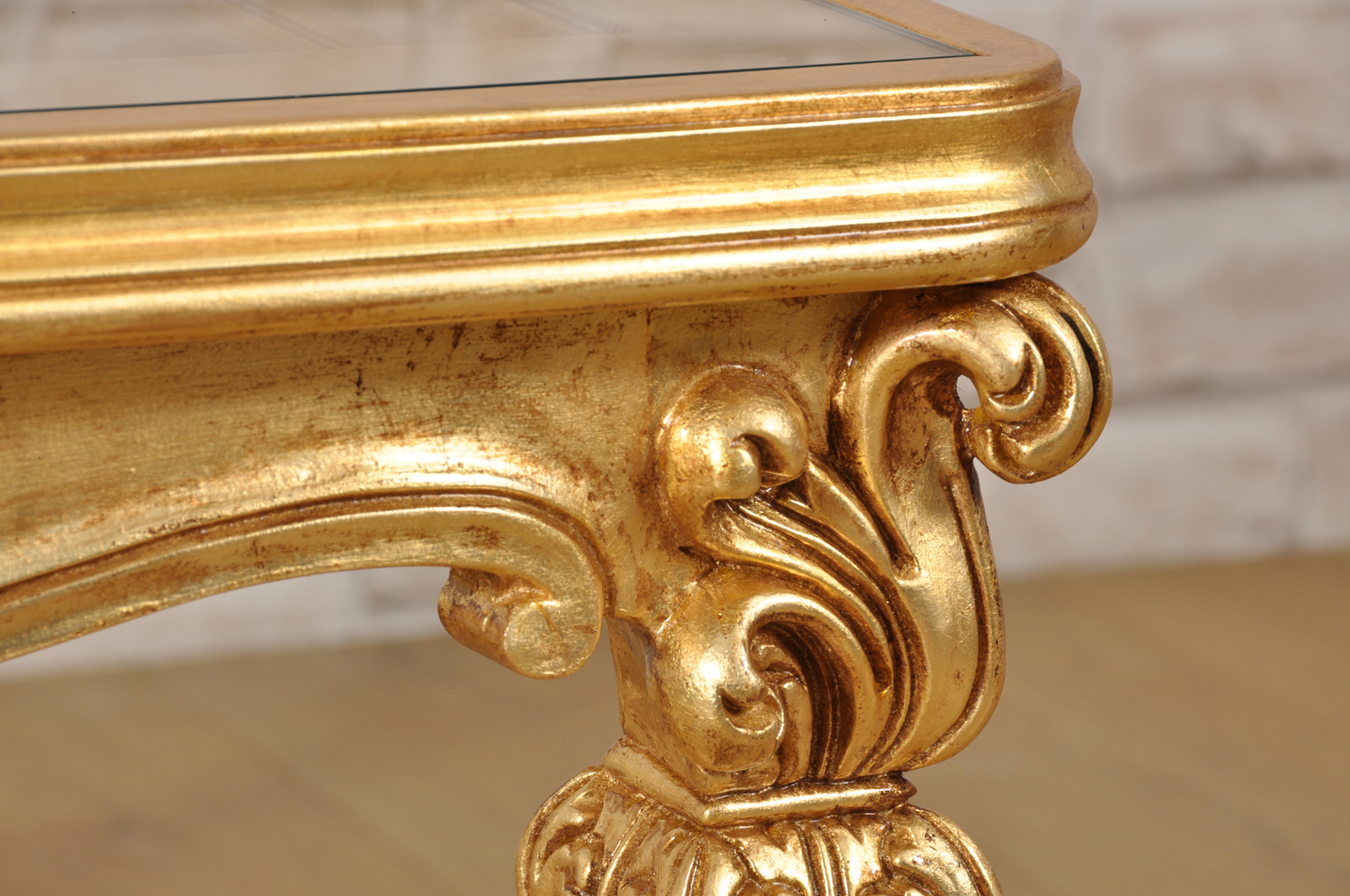 riproduzione tavolini di lusso scolpiti a mano in Italia dorato in foglia oro