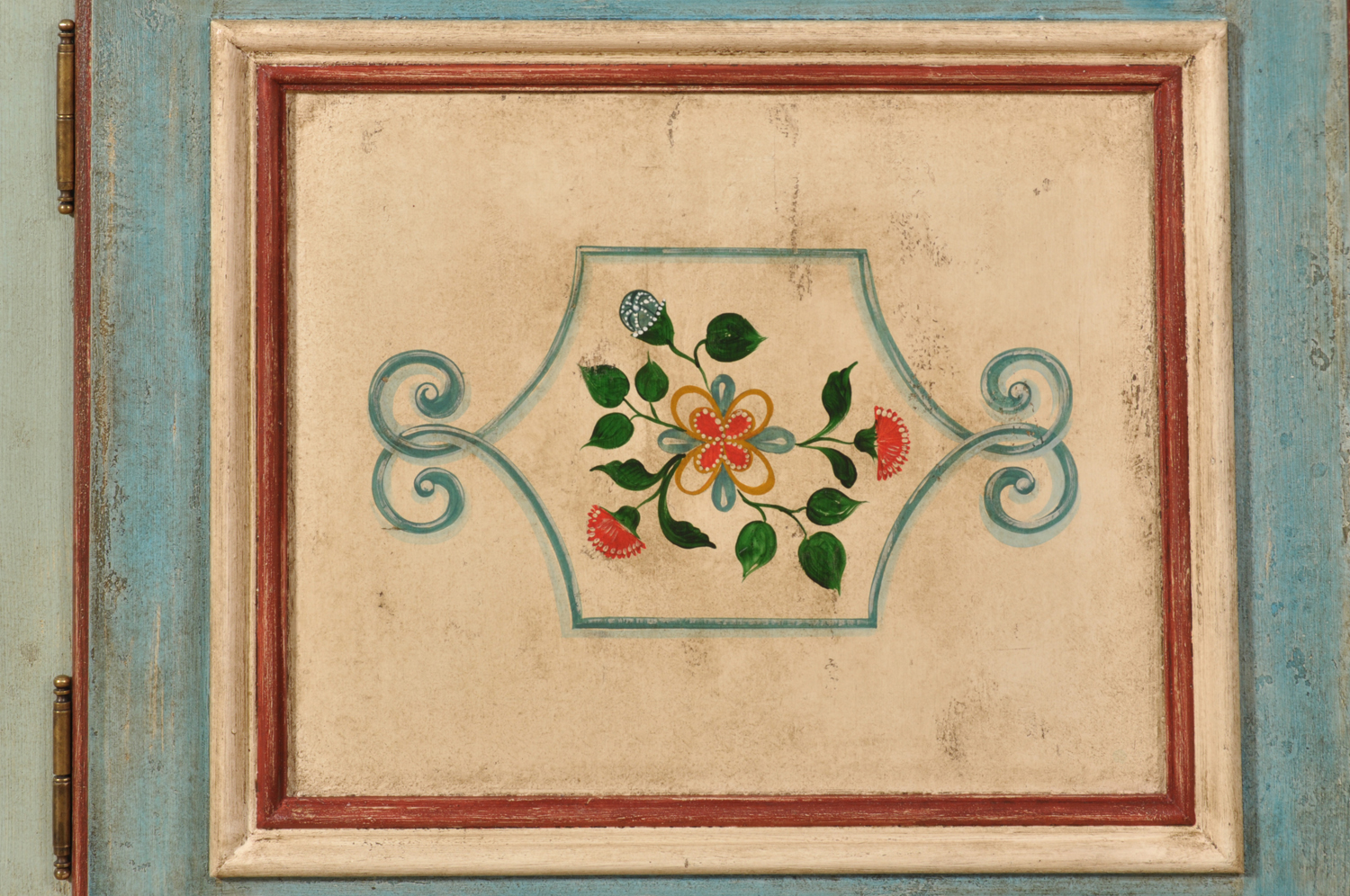 decorazioni di pregio con fiori stilizzati anticati a mano con terre e patine dipinti con colori all’acqua