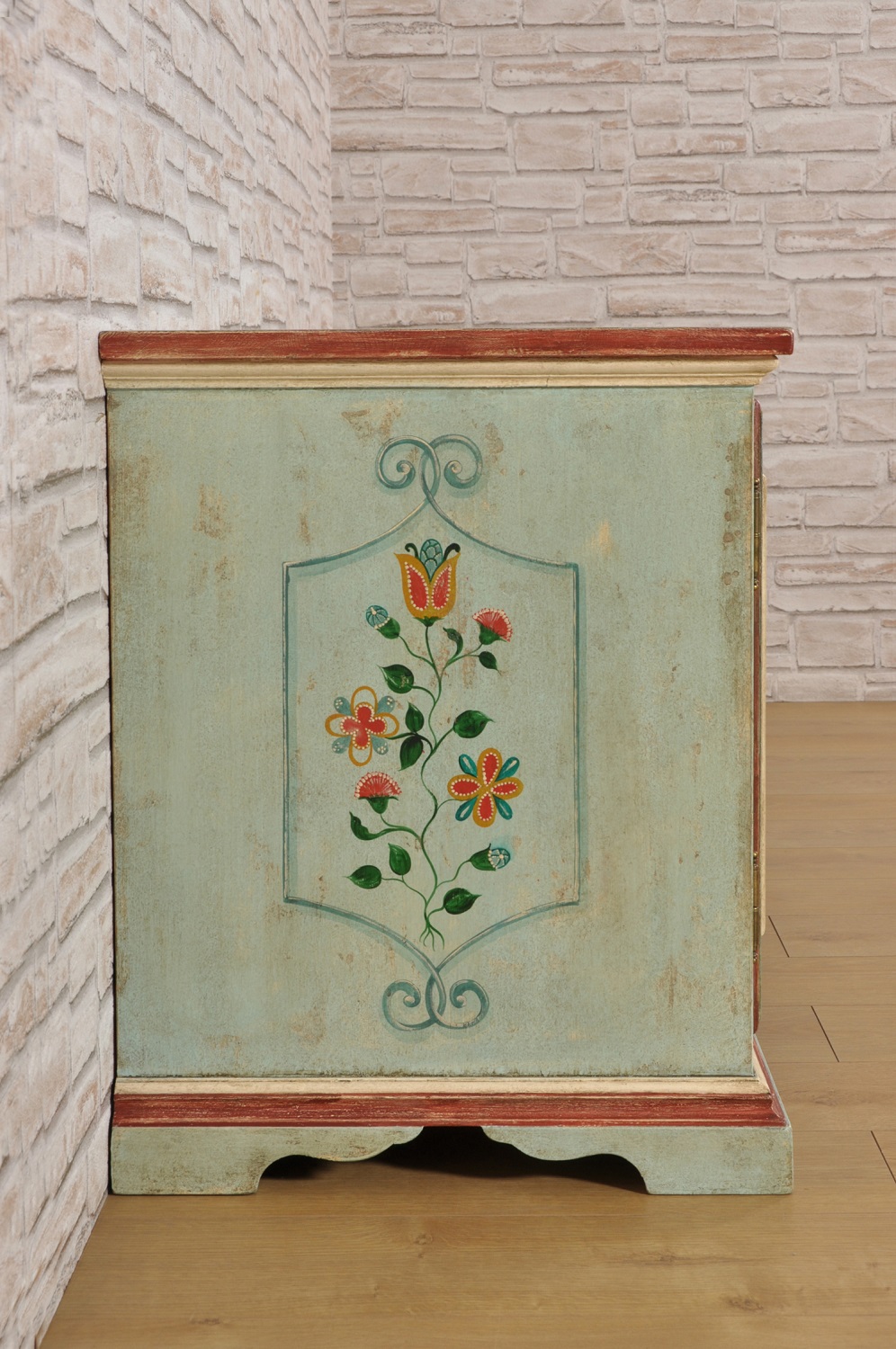 produzione credenze porta tv decorate con importanti fiori e barocchi come il manufatto d’epoca del seicento