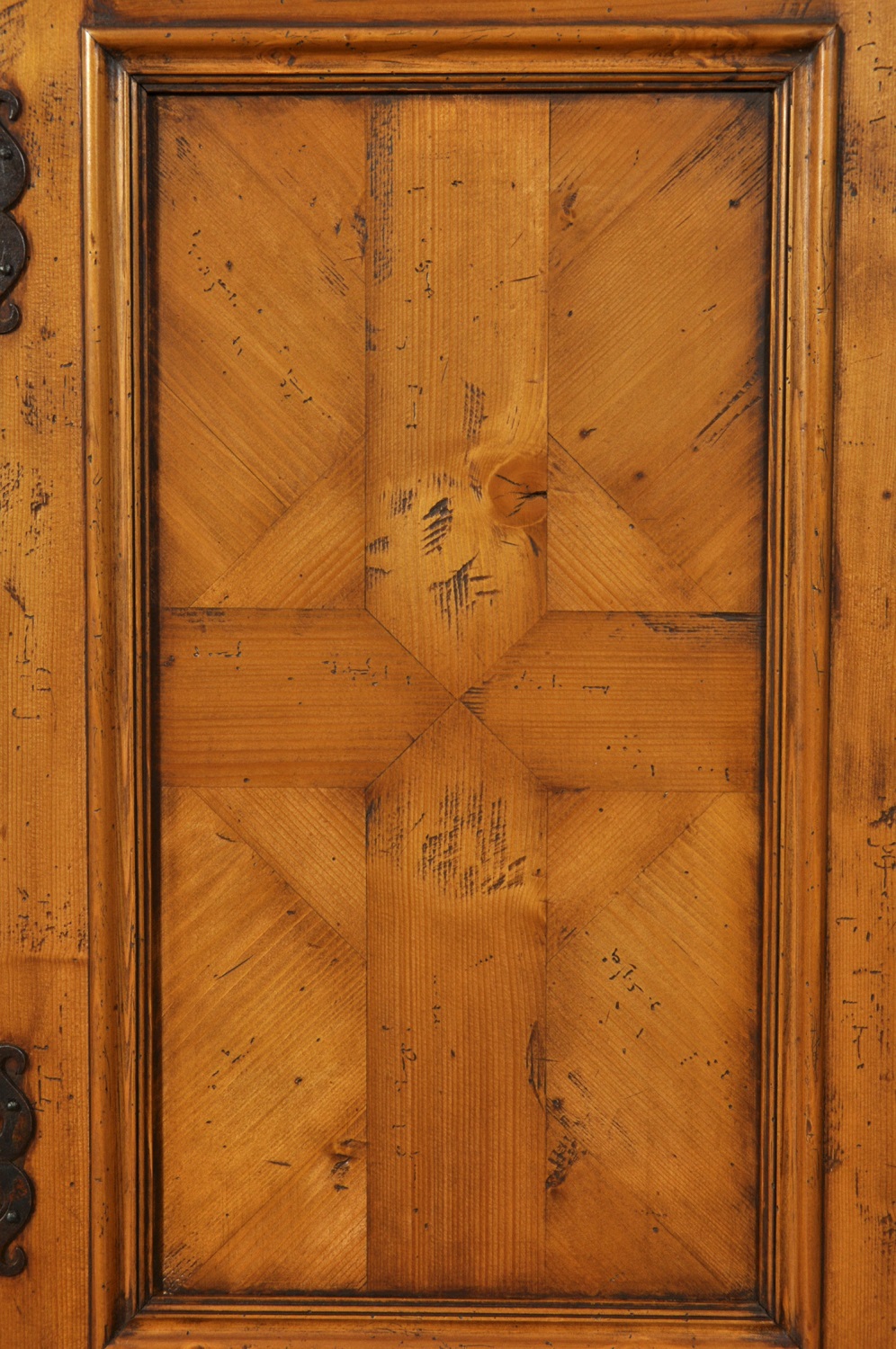 intarsio geometrico dell’anta in legno di abete prodotto a mano della credenza di grandi dimensioni