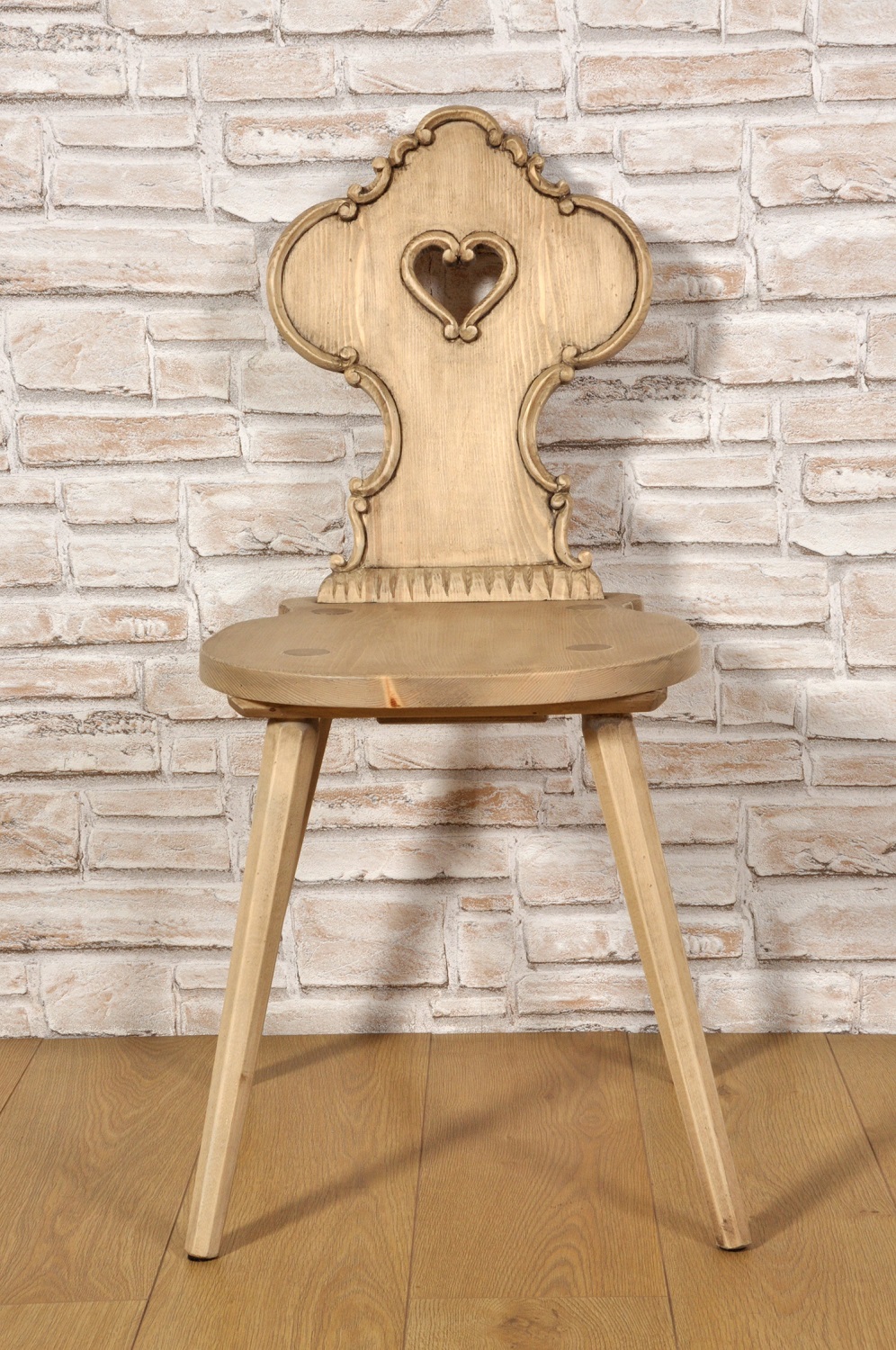 sedia alpina in legno di cirmolo intagliata a cuore arredo tipico tirolese prodotto per prestigiose case e chalet di montagna